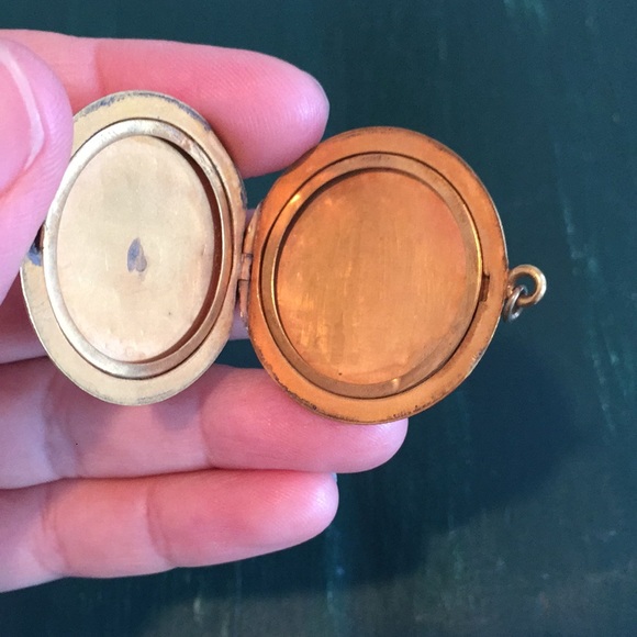 Vintage gold plated locket - Picture 2 of 5